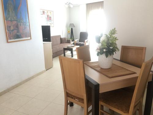 - une salle à manger et un salon avec une table et des chaises dans l'établissement Apartamento en La Ribera de Cabanes/Marina D´or., à La Estación
