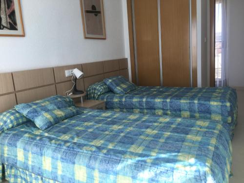 - une chambre d'hôtel avec 2 lits dans l'établissement Apartamento en La Ribera de Cabanes/Marina D´or., à La Estación
