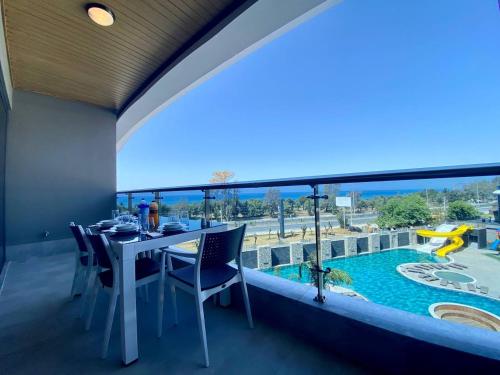 a dining room with a table and a view of a pool at Via Mar Residence - Alanya Experience in Alanya