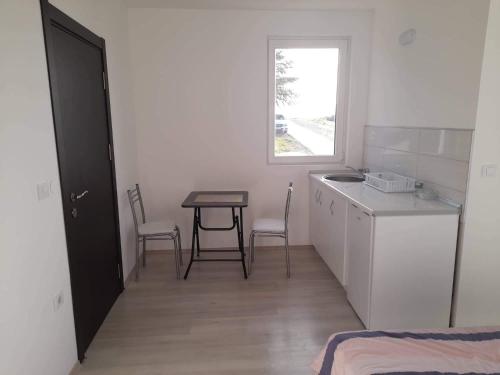 Apartments Markoにあるキッチンまたは簡易キッチン