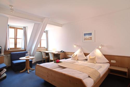 Postel nebo postele na pokoji v ubytování Hotel Gasthof Traubenbräu