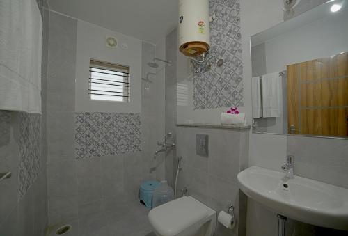 Un baño de SM Royal Suites - Hotel near Kempegowda international Airport Bangalore
