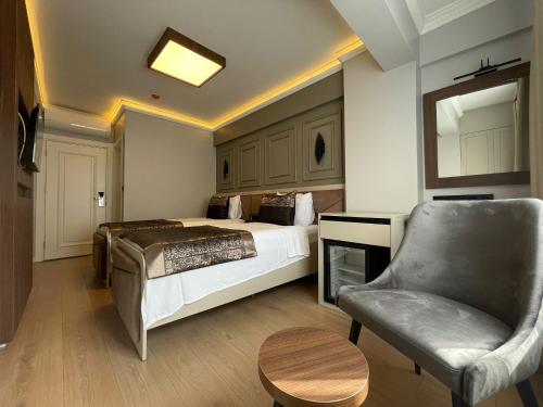 una camera d'albergo con letto e sedia di Azra Sultan Hotel & Spa a Istanbul