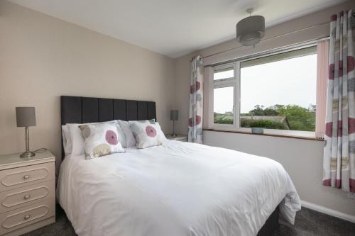 Llit o llits en una habitació de ‘Sea Glimpse’ in the coastal Devon village of East Prawle