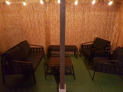 grupa krzeseł i stołów w pokoju w obiekcie LA MAISON DE LOLA w mieście Port-en-Bessin-Huppain