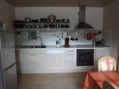 uma cozinha com um lavatório e um fogão forno superior em Ferienwohnung Hilde Schneider em Kappeln