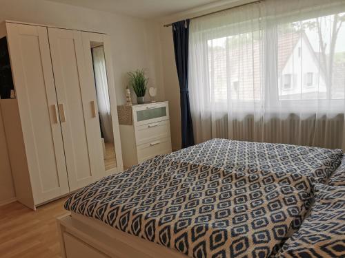 um quarto com uma cama e uma janela em Ferienwohnung im Deggenhausertal em Deggenhausertal