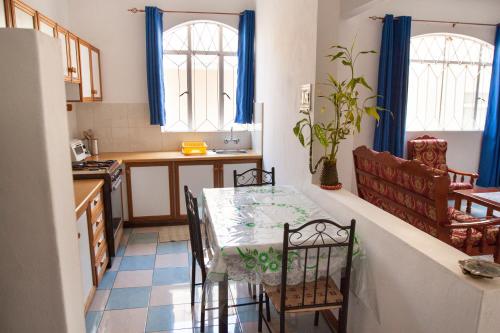 eine Küche mit einem Tisch und Stühlen im Zimmer in der Unterkunft The Impala Mauritius Bed & Breakfast in Trou aux Biches