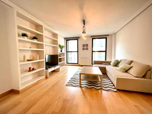 un soggiorno con un divano e un tavolo di Atuaire Home Cordón 2 Centro histórico PARKING INCLUIDO a Burgos