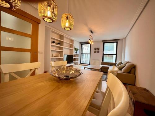un soggiorno con un tavolo di legno e una sala da pranzo di Atuaire Home Cordón 2 Centro histórico PARKING INCLUIDO a Burgos