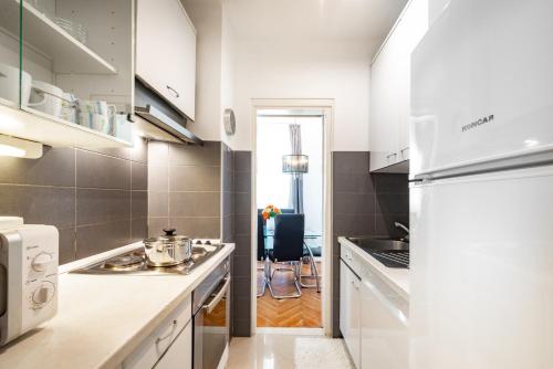 A kitchen or kitchenette at Apartment Sunset free parking