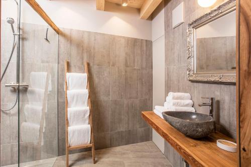 Koupelna v ubytování Alpegg Chalets