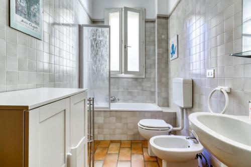 Ein Badezimmer in der Unterkunft Castiglione Family Apartment by Wonderful Italy
