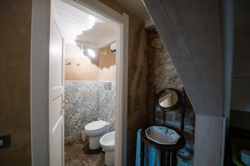 a bathroom with a toilet and a sink at Le Cacinare in Modica