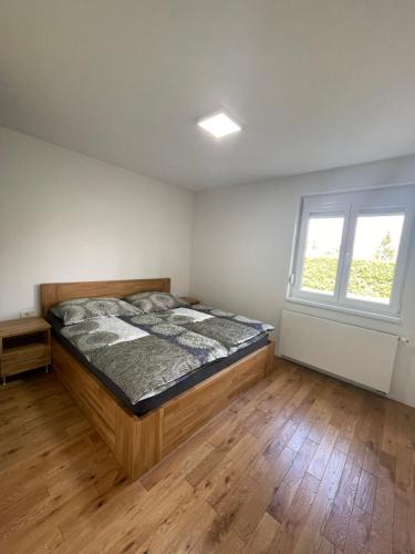1 dormitorio con cama y ventana en Schöne Gartenwohnung mit Carport und Terrasse!, en Graz