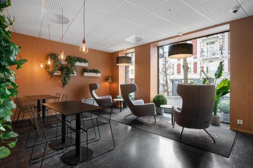 a restaurant with chairs and tables in a room at Citybox Bergen City in Bergen