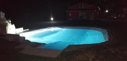 ein nachts beleuchteter Pool in der Unterkunft B&B Belvedere in Piediripa