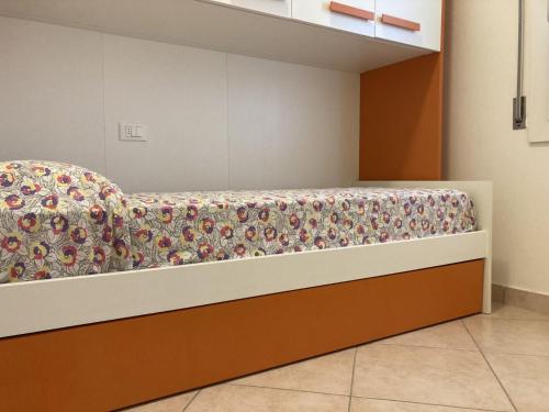 una cama en una habitación de hospital con avertisementatronatatronstracstration en Milady, en Rosolina Mare