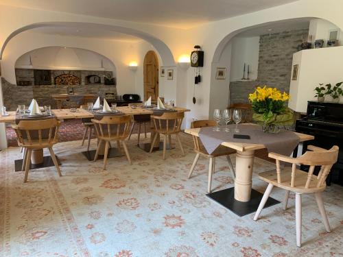 a dining room with wooden tables and chairs at Chasa al Battaporta in Tschierv