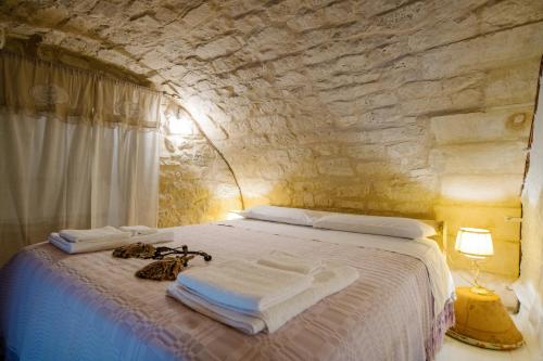 a bedroom with a bed with towels on it at Le Cacinare in Modica