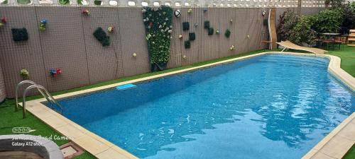 une grande piscine dans une arrière-cour avec dans l'établissement Hotel Saphir, à Abidjan