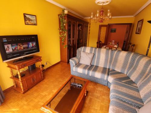 Televisyen dan/atau pusat hiburan di Piso amplio y luminoso, La Pomar
