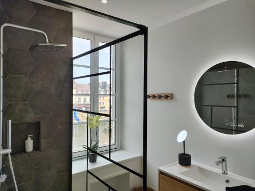 La Maison du Quai Triplex de charme 4 étoiles en hyper centre avec SPA tesisinde bir banyo