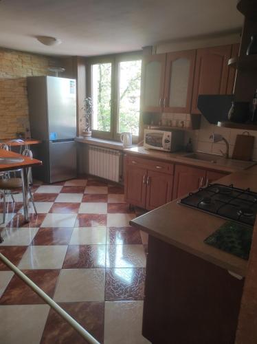 w kuchni z szafowaną podłogą i lodówką w obiekcie Hostel Texas w mieście Suwałki