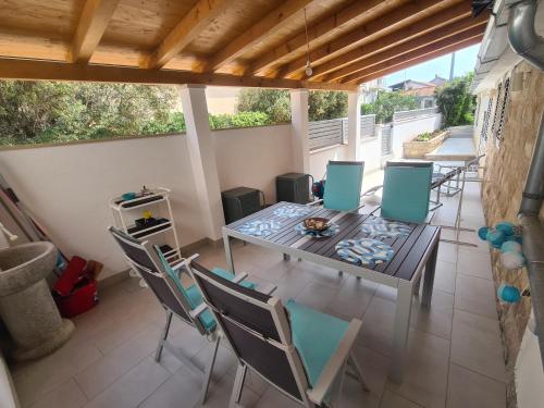 a patio with a table and chairs on a balcony at Apartment Summer Joy in Supetar