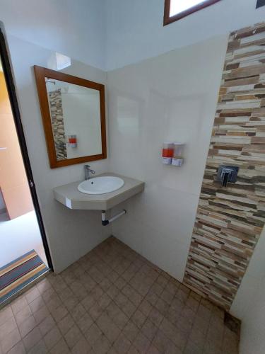 A bathroom at OASIS HOTEL
