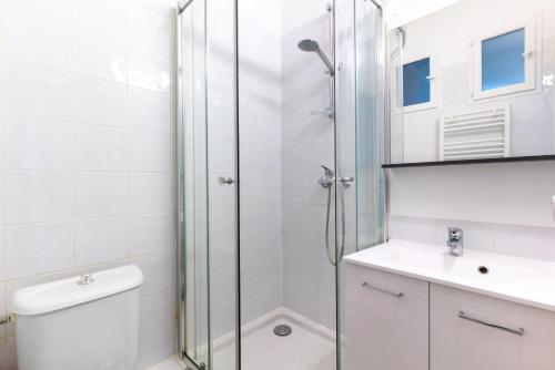 een badkamer met een douche, een toilet en een wastafel bij MELLINET, Escale nantaise a 2 in Nantes