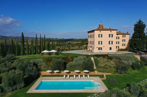 an estate with a swimming pool in front of a building at Relais Villa Grazianella | UNA Esperienze in Acquaviva