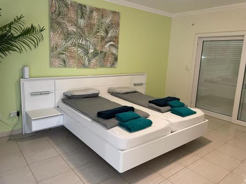 Katil atau katil-katil dalam bilik di Villa Carioca - with private pool, marvelous garden and amazing ocean view