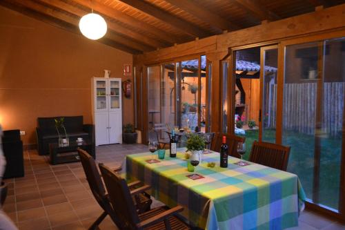 uma mesa com uma toalha de mesa colorida numa sala em La Cantamora Hotel Rural Pesquera de Duero em Pesquera de Duero