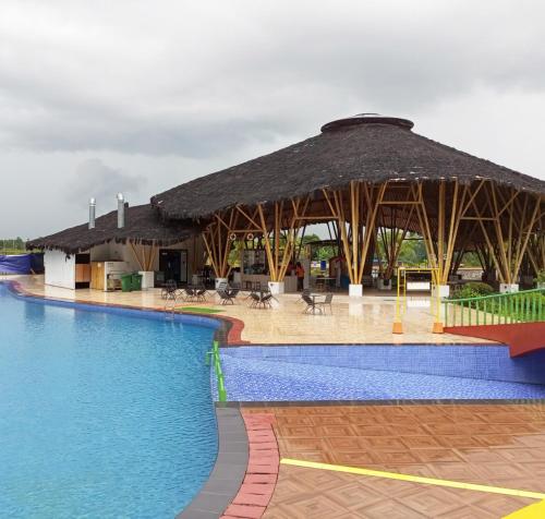 Baseinas apgyvendinimo įstaigoje Urbanview Hotel Belitung Lodge Resto & Club House by RedDoorz arba netoliese