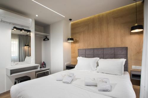 Una cama o camas en una habitación de Xclusive Athens Suites