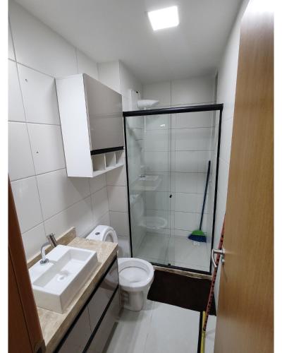 a bathroom with a toilet and a glass shower at Apartamento em Intermares a 100 metros do mar in Cabedelo
