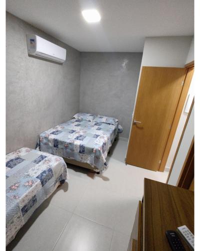 Tempat tidur dalam kamar di Apartamento em Intermares a 100 metros do mar