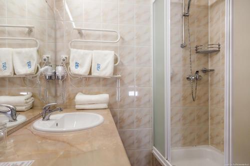 a bathroom with a sink and a shower at To Tu in Mrągowo