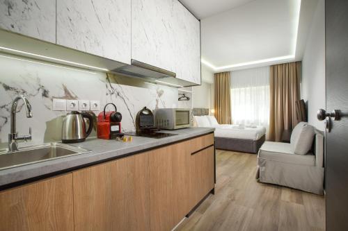 Una cocina o kitchenette en Xclusive Athens Suites