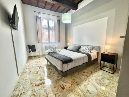 een slaapkamer met een kingsize bed in een kamer bij Il Barbero Apartment in Siena