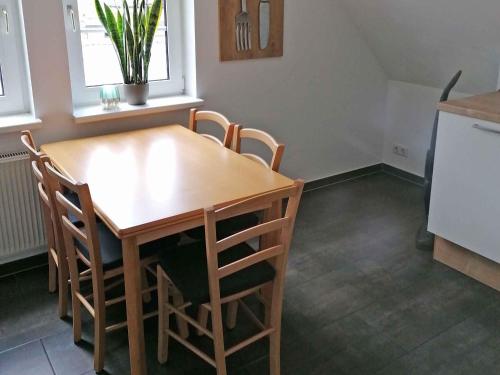Ferienhaus Weitblick في إسلوهي: مطبخ مع طاولة خشبية وبعض الكراسي