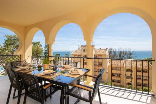 Panoramic sea views and direct access to the beach from the community in Torrenueva (La Cala de Mijas)
