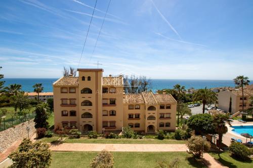Panoramic sea views and direct access to the beach from the community in Torrenueva (La Cala de Mijas)