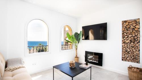 Panoramic sea views and direct access to the beach from the community in Torrenueva (La Cala de Mijas)