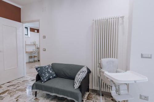 uma sala de estar com um sofá e um lavatório em Appartamento Picche em Peveragno