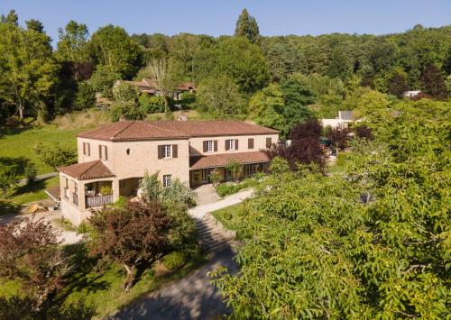 une vue aérienne sur une maison arborée dans l'établissement Huttopia Sarlat, à Sarlat-la-Canéda