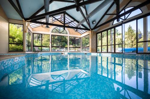 uma grande piscina com janelas de vidro em Huttopia Sarlat em Sarlat-la-Canéda