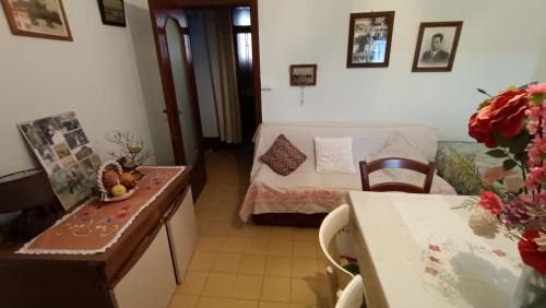 Kleines Zimmer mit einem Bett und einem Tisch in der Unterkunft Casa vacanze a Furci (Chieti) in Furci