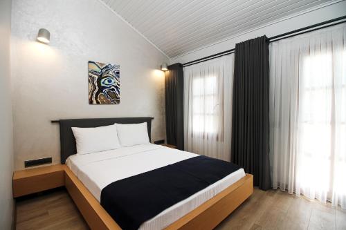 een slaapkamer met een groot bed in een kamer bij Mellow Blue Hotel in Izmir